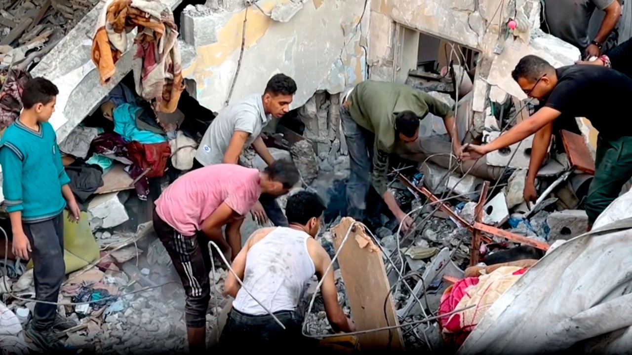 Os palestinos recuperam os corpos sob os escombros e choram seus entes queridos após um ataque aéreo israelense que atingiu prédios na cidade de Gaza. Fonte: AFPTV