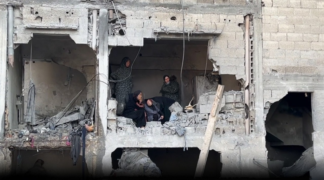 Os palestinos recuperam os corpos sob os escombros e choram seus entes queridos após um ataque aéreo israelense que atingiu prédios na cidade de Gaza. Fonte: AFPTV