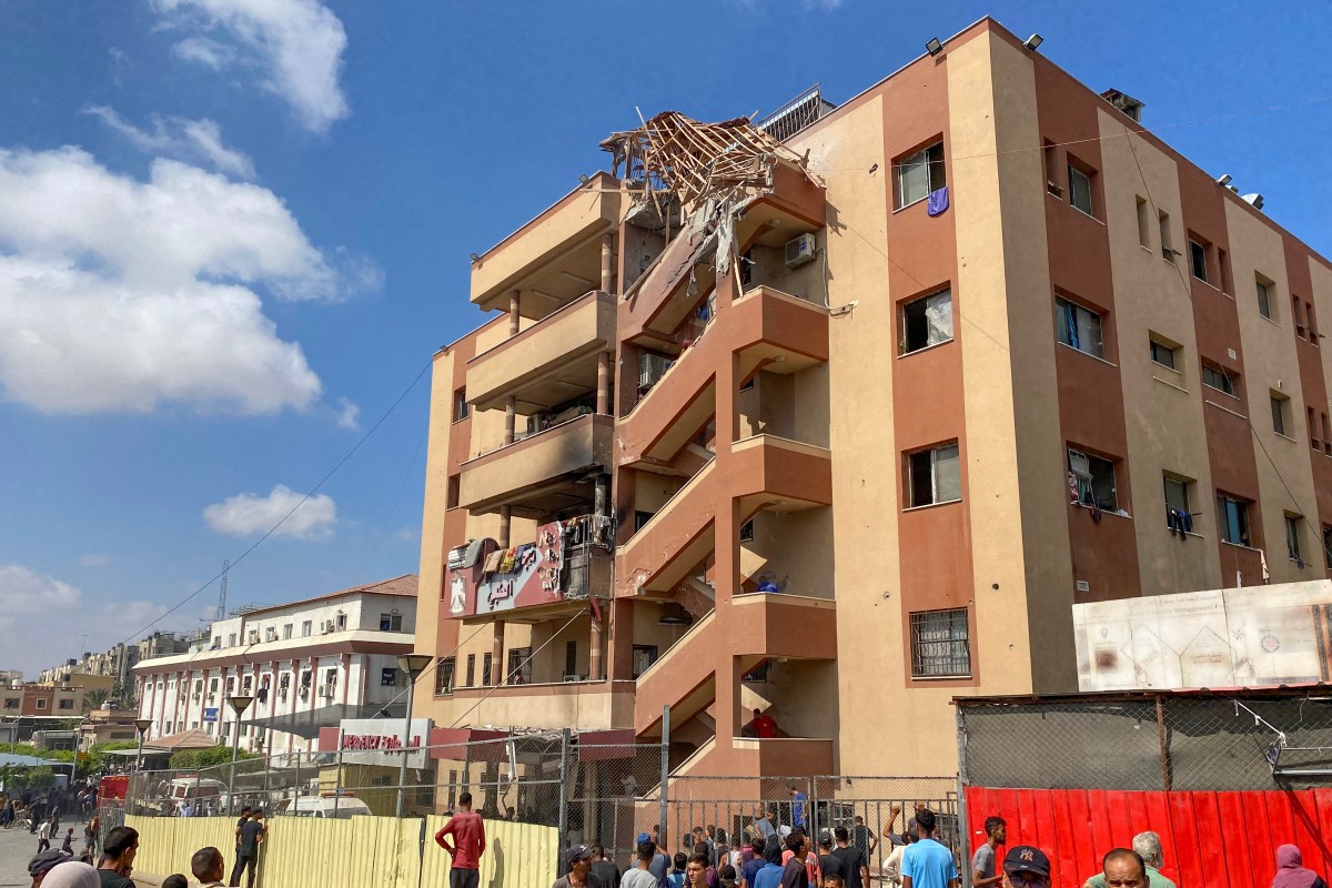 Palestinos se reúnem em frente ao hospital Nasser em Khan Yunis, no sul da Faixa de Gaza