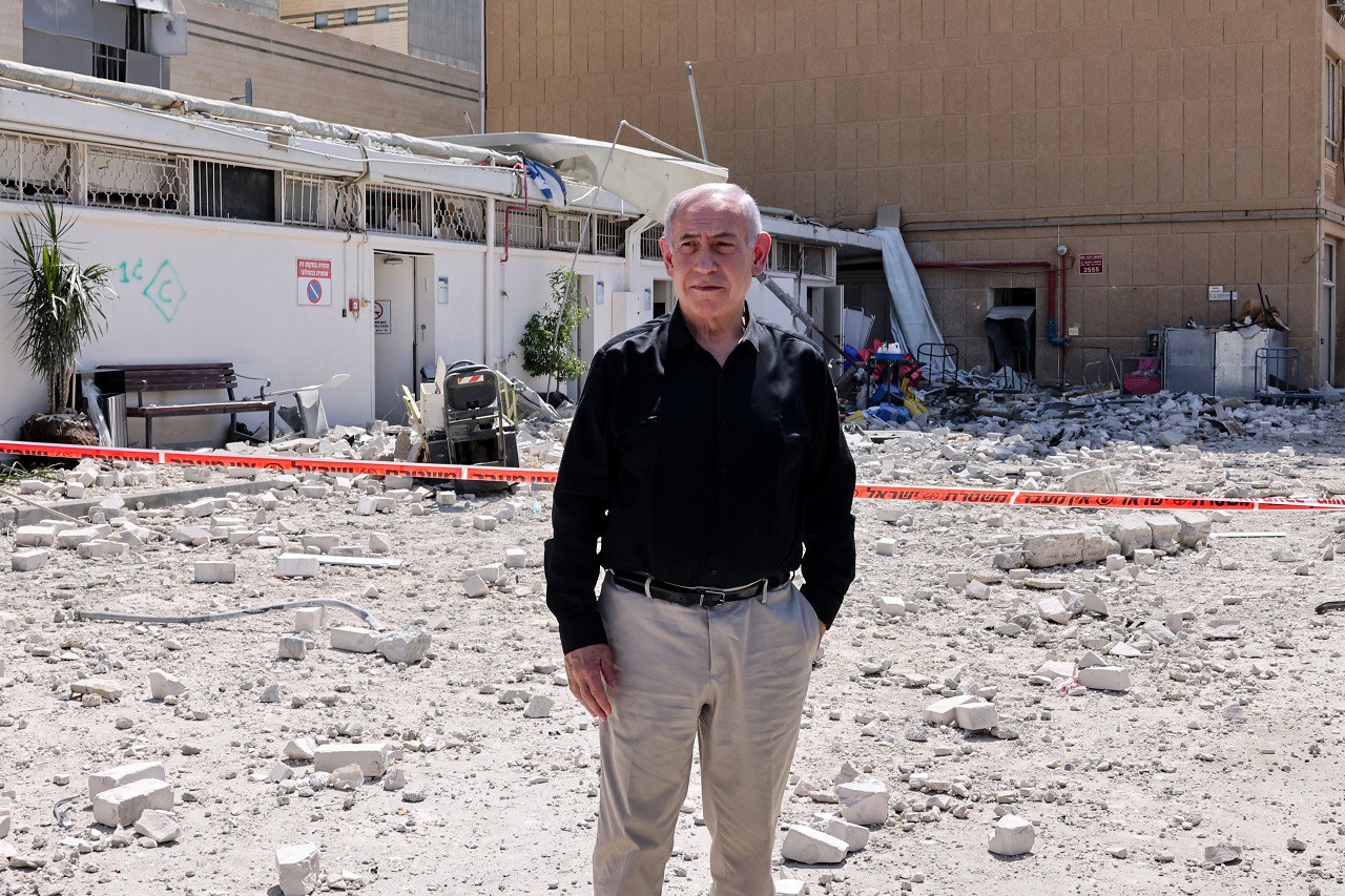 Benjamin Netanyahu visita área de hospital israelense destruída por míssil iraniano