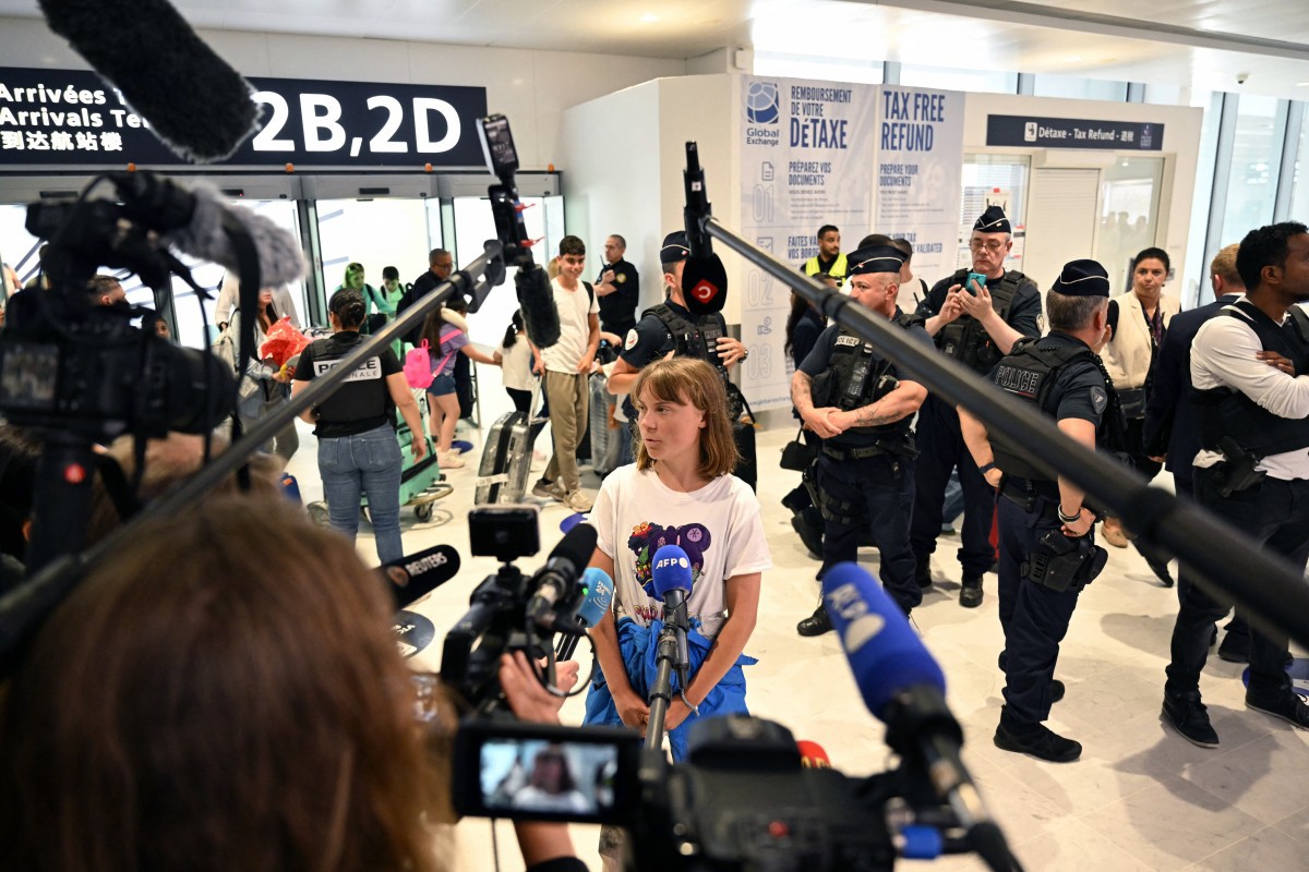 A ativista sueca Greta Thunberg conversa com jornalistas ao chegar ao Aeroporto Roissy-Charles de Gaulle, ao deixar Israel em um voo para a Suécia