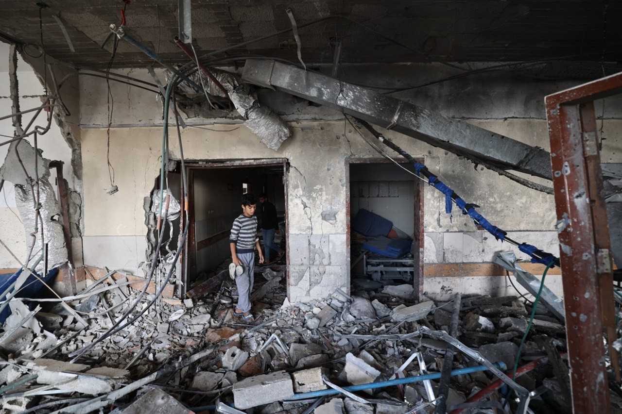 Palestino em hospital destruído após ataque de Israel na última semana