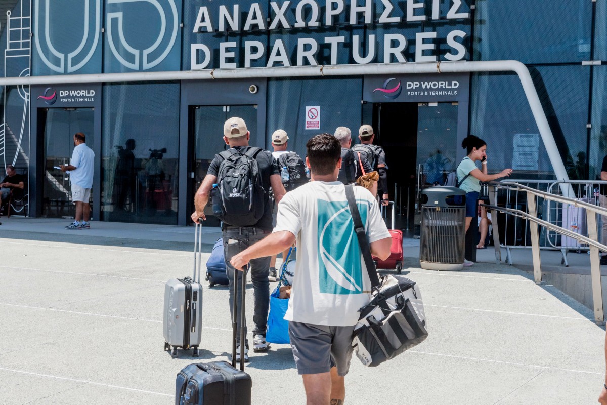 Israelenses chegam a aeroporto de Larnaca, no Chipre (Iakovos Hatzistavrou / AFP)