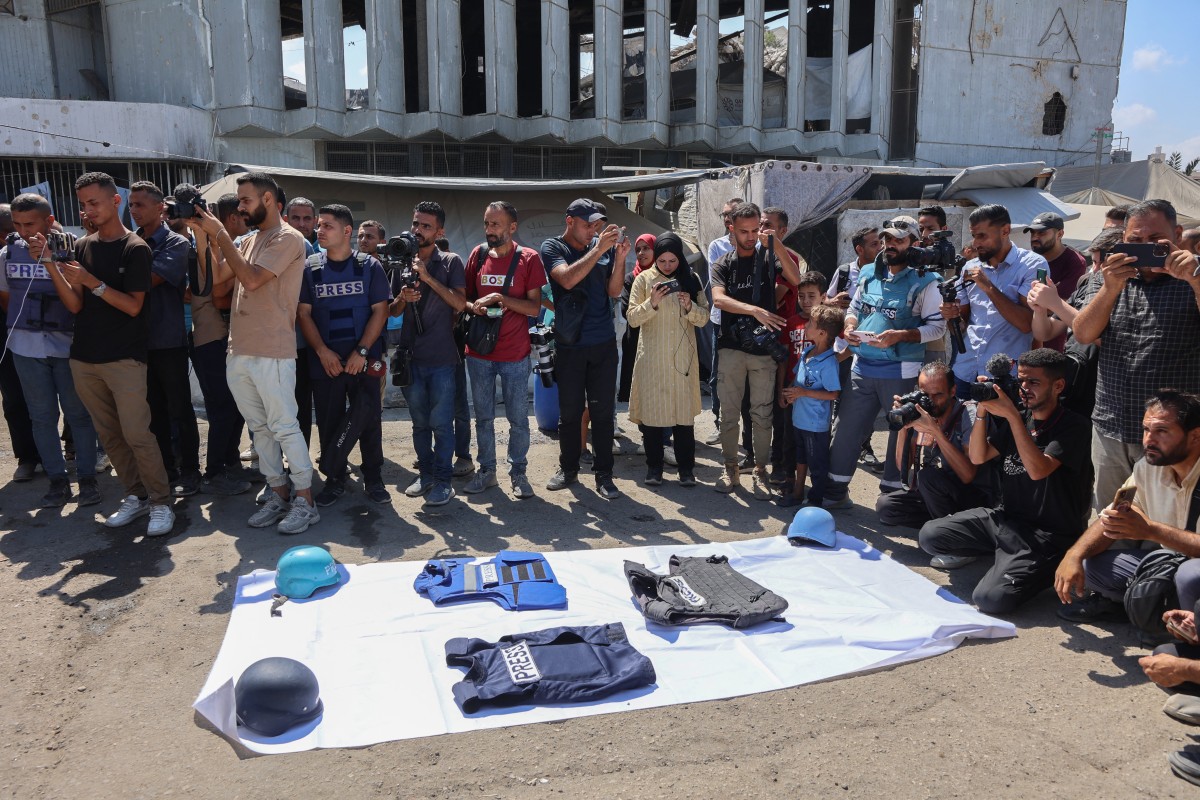 Manifestantes se reúnem em solidariedade aos jornalistas mortos por ataques israelenses na Faixa de Gaza