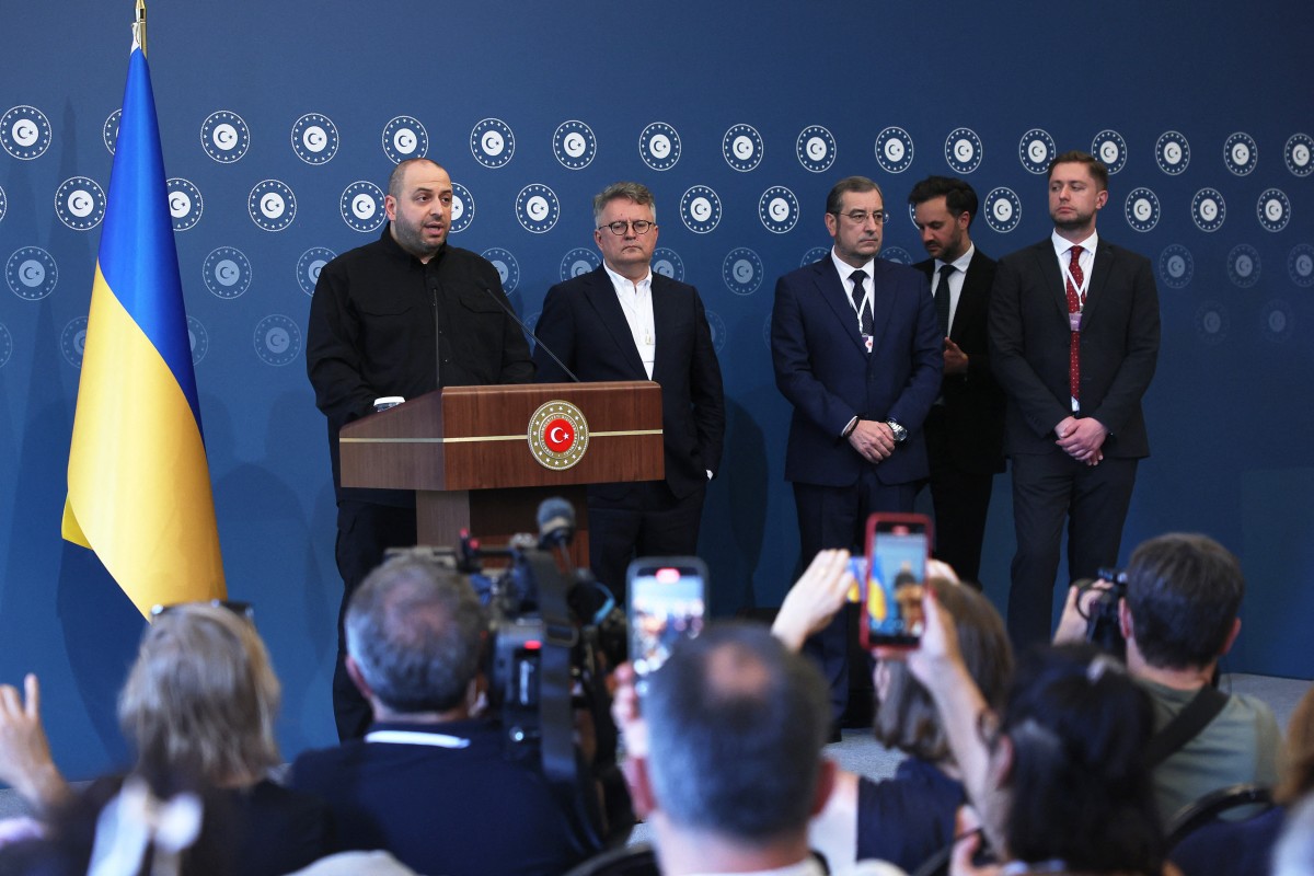 O ministro da Defesa da Ucrânia, Rustem Umerov (E), discursa, ladeado pelo vice-ministro das Relações Exteriores da Ucrânia, Sergiy Kyslytsya (2º E) e pelo membro da delegação ucraniana, Oleksandr Bevz (D)