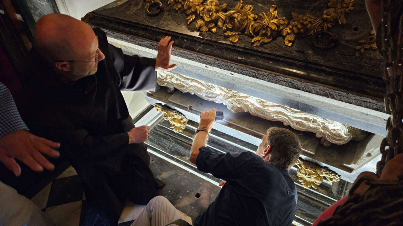 Especialistas abrem sepulcro de Santa Teresa d'Ávila