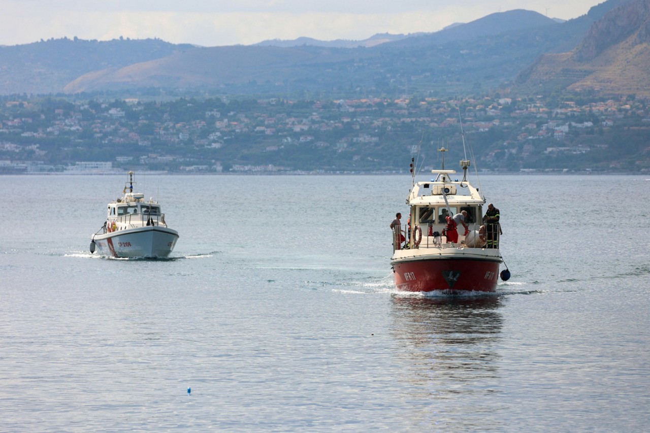 Barco dos bombeiros busca desaparecidos após naufrágio de iate de luxo na Itália
