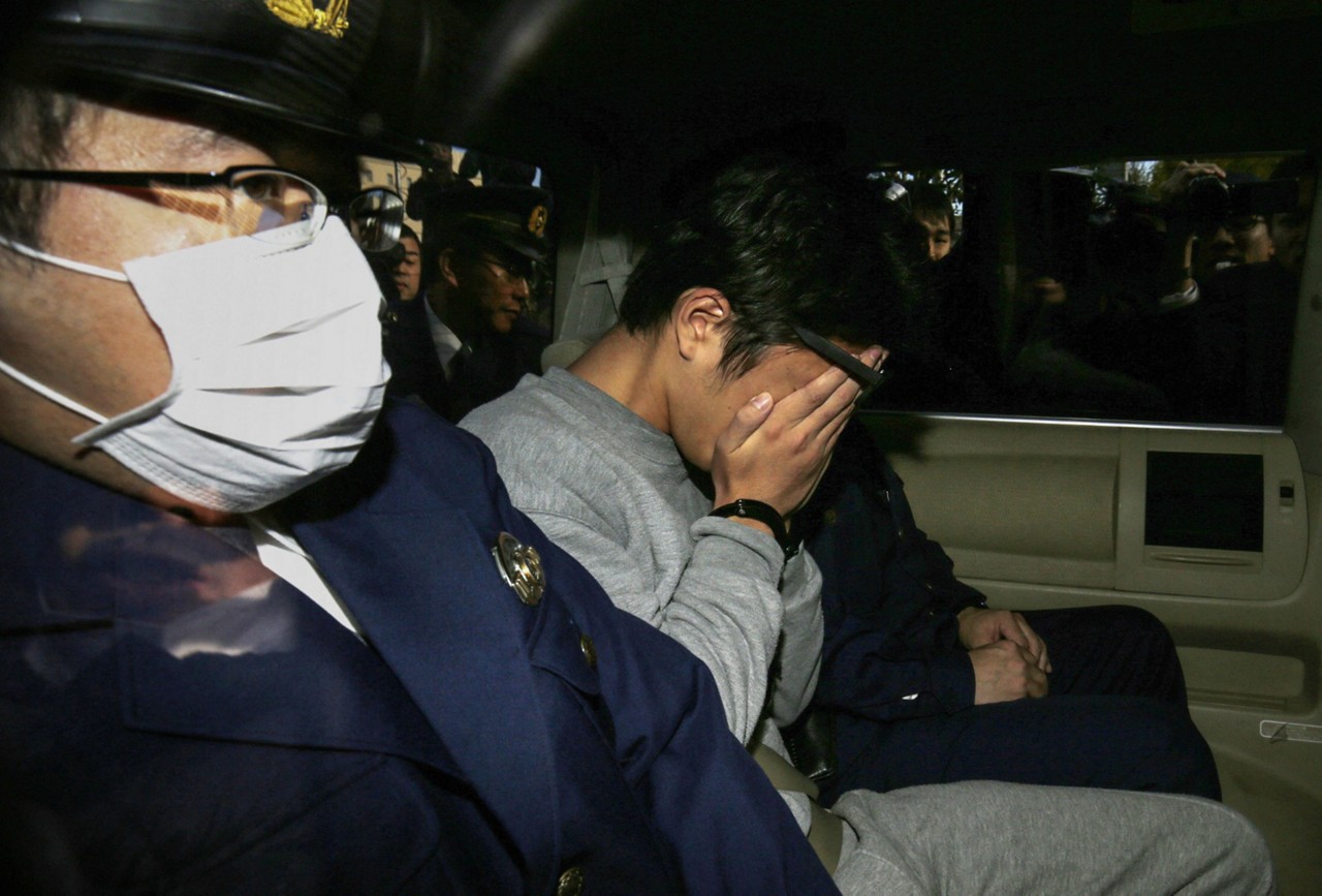 Takahiro Shiraishi cobrindo  o rosto com as mãos enquanto era transportado de uma delegacia de polícia em Tóquio para o Ministério Público, em 2017