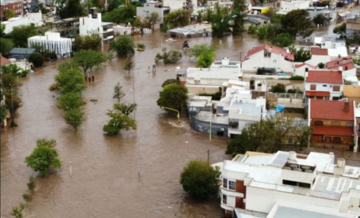 Bahia Blanca ficou inundada após chuvas intensas