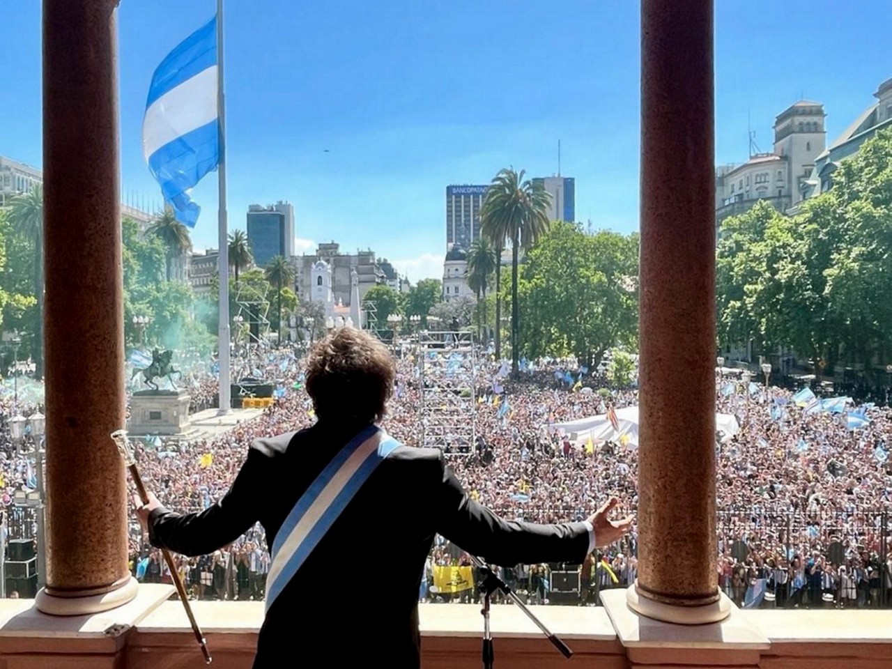 Em seu primeiro pronunciamento como presidente da Argentina, Milei
decretou ‘o fim da noite populista e o renascimento de uma Argentina próspera e liberal’