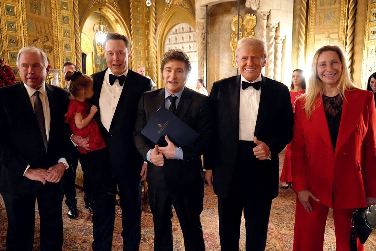 Da esquerda para a direita: ministro de Relações Exteriores da Argentia, Gerardo Werthein, Elon Musk, Javier Milei, Donald Trump e secretária-geral da Presidência da Argentina, Karina Milei