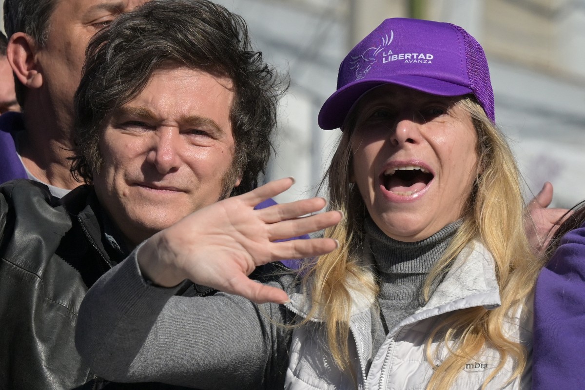 O presidente da Argentina, Javier Milei (E), e sua irmã, a secretária-geral da Presidência, Karina Milei, lideram uma comitiva durante um comício