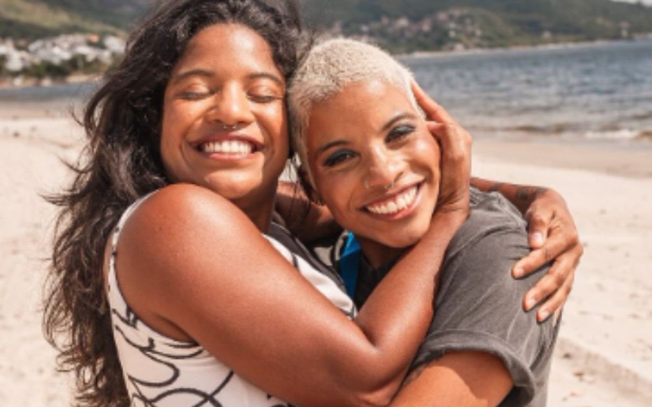 Juliana Marins (esq.) com a irmã, Mariana (dir.)