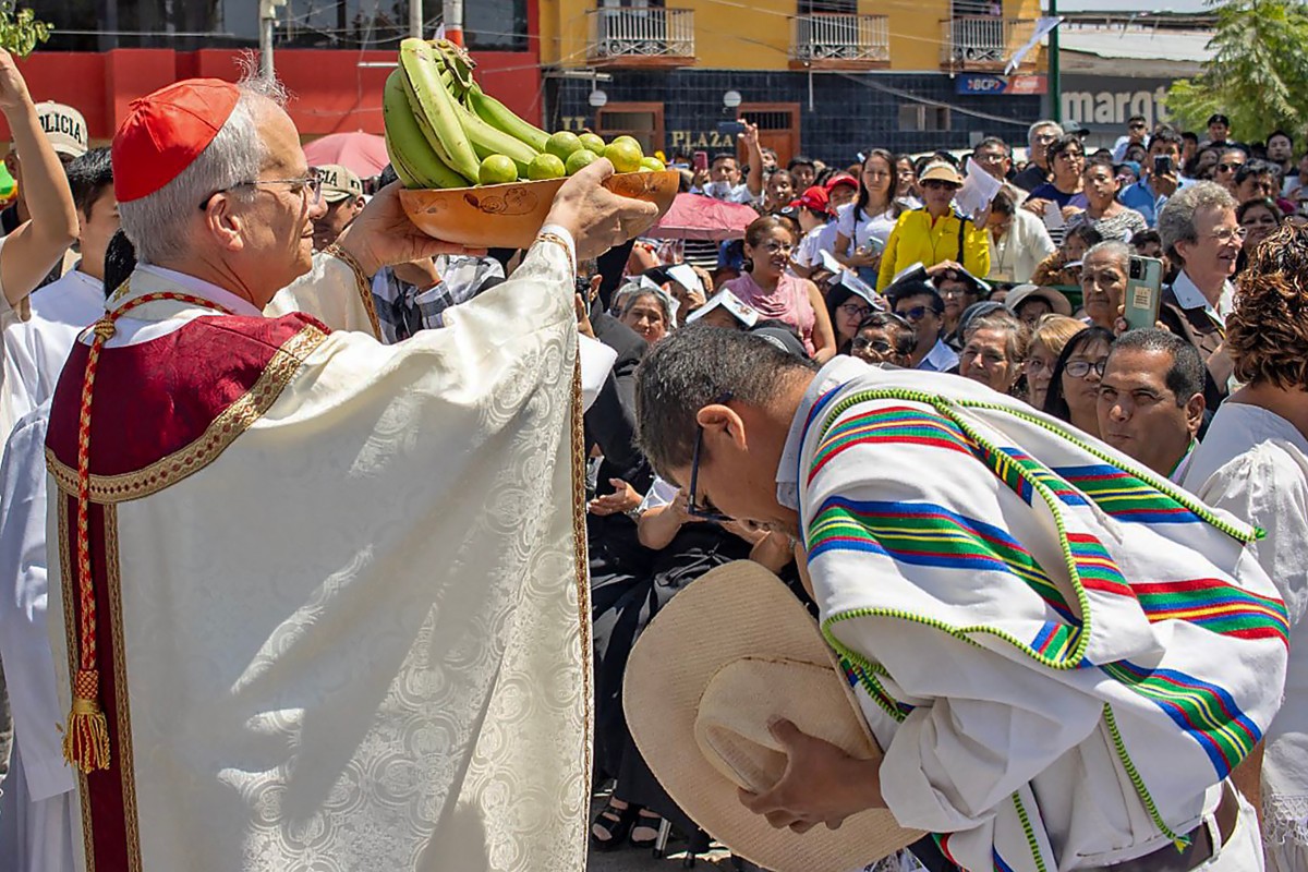 O então cardeal Robert Francis Prevost, durante uma visita a Chulucanas, Peru, em 2024