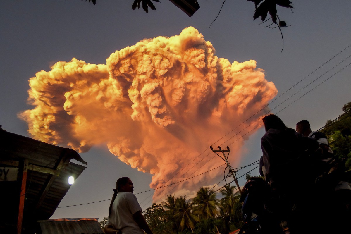 Monte Lewotobi Laki, na Indonésia, entrou em erupção
