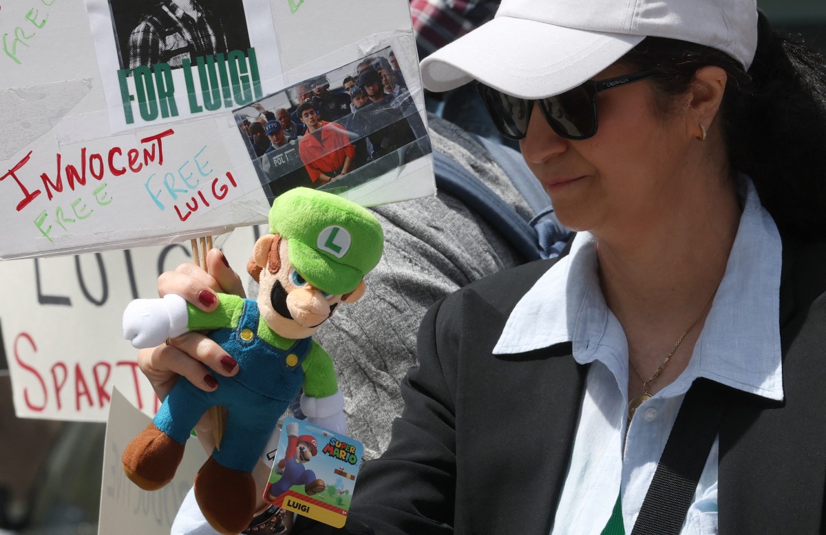 Segurando um boneco do Luigi, manifestante defende que Magione seja libertado. Foto: TIMOTHY A. CLARY / AFP