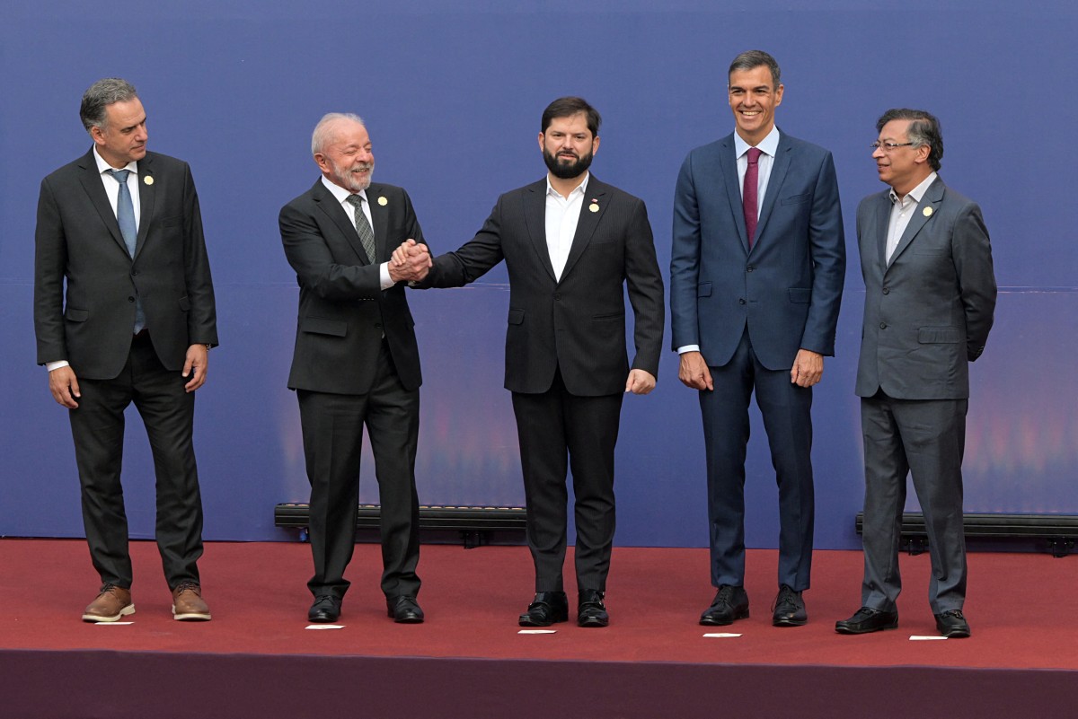 O presidente do Uruguai, Yamandu Orsi, o presidente do Brasil, Luiz Inácio Lula da Silva, o presidente do Chile, Gabriel Boric, o primeiro-ministro espanhol, Pedro Sanchez, e o presidente da Colômbia, Gustavo Petro, posam para uma foto