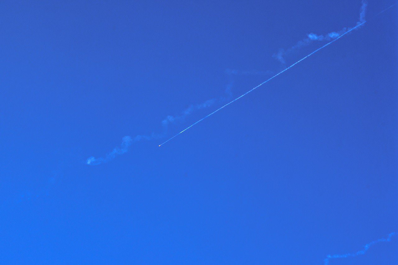 Míssil disparado pelo Irã cruza o céu em Israel