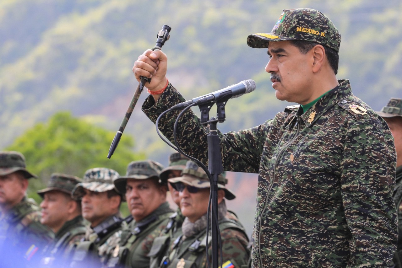Nicolás Maduro discursando para soldados do exército em um campo de treinamento em Caracas