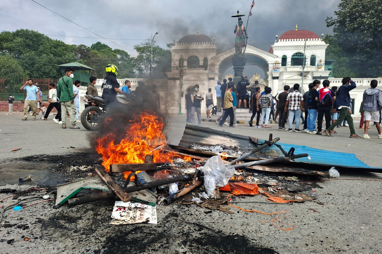 Manifestantes atearam fogo no Parlamento e em casas de membros do governo