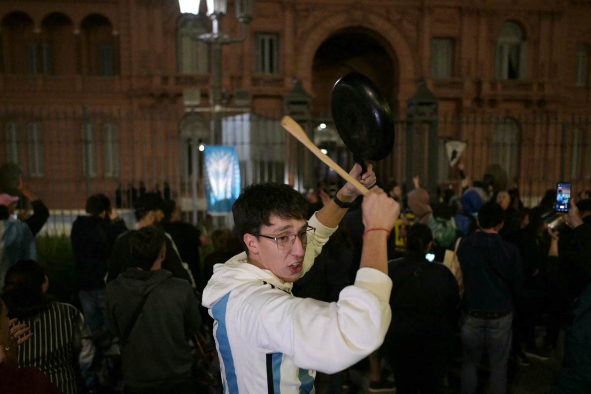 Jovem bate em uma panela durante um protesto contra o governo do presidente da Argentina, Javier Milei