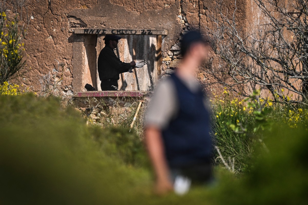 Investigadores trabalham perto de uma casa abandonada durante novas operações de busca em meio à investigação do desaparecimento de Madeleine (ou Maddie) McCann