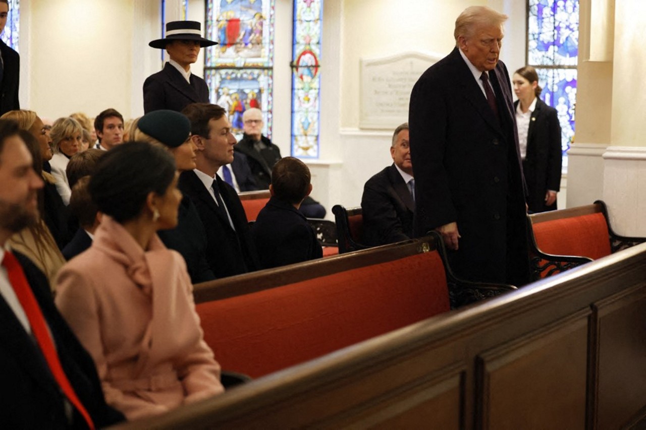 Melania Trump e o presidente eleito dos EUA, Donald Trump, chegam na Igreja de St. John 