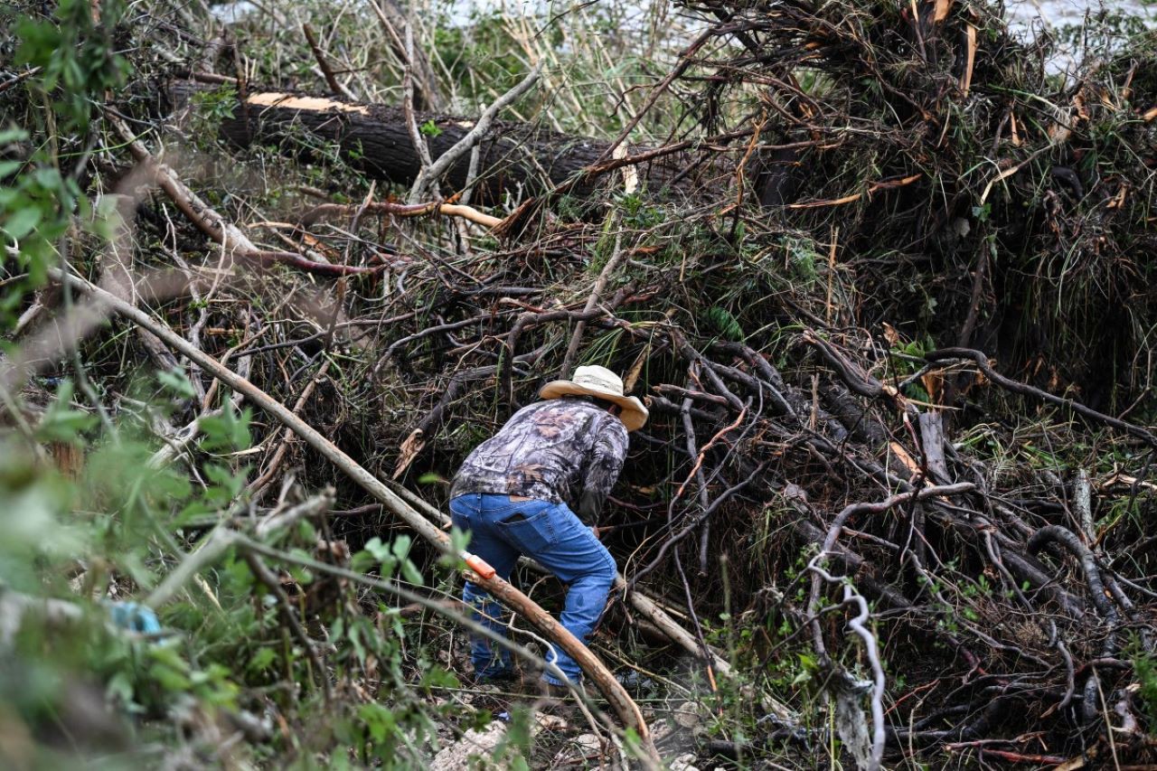 Homem integrante de grupos de socorristas e voluntários ajuda nas buscas por mais de 20 meninas desaparecidas após enchente no Texas