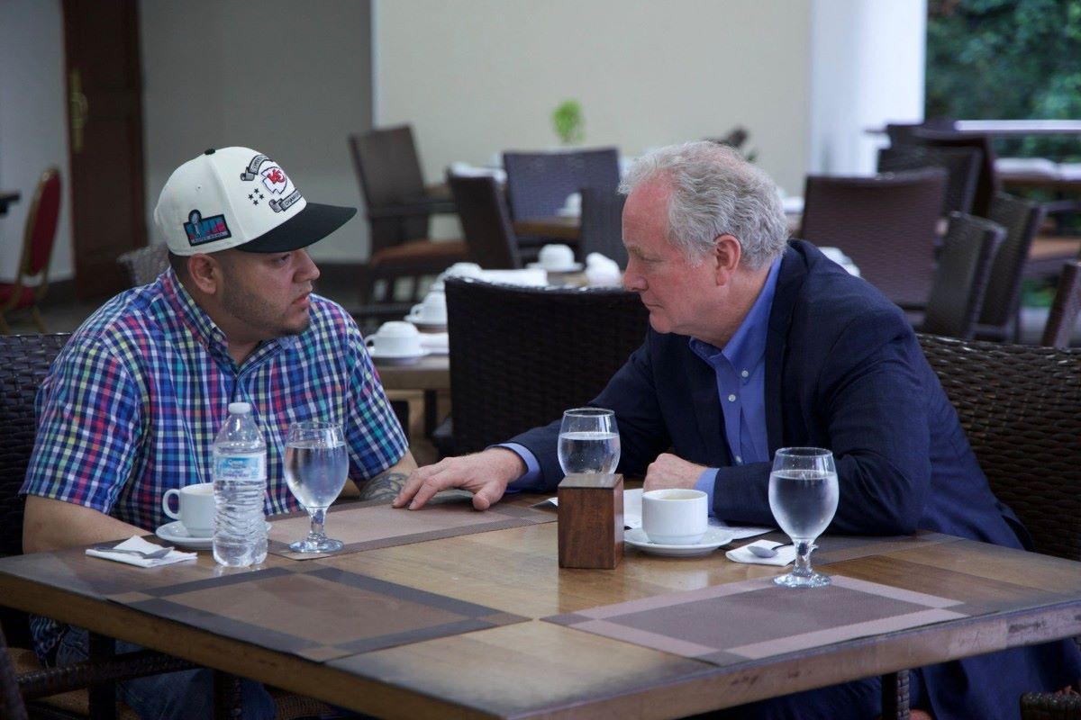 Senador americano Chris Van Hollen (D) em uma reunião com o migrante salvadorenho Kilmar Abrego Garcia