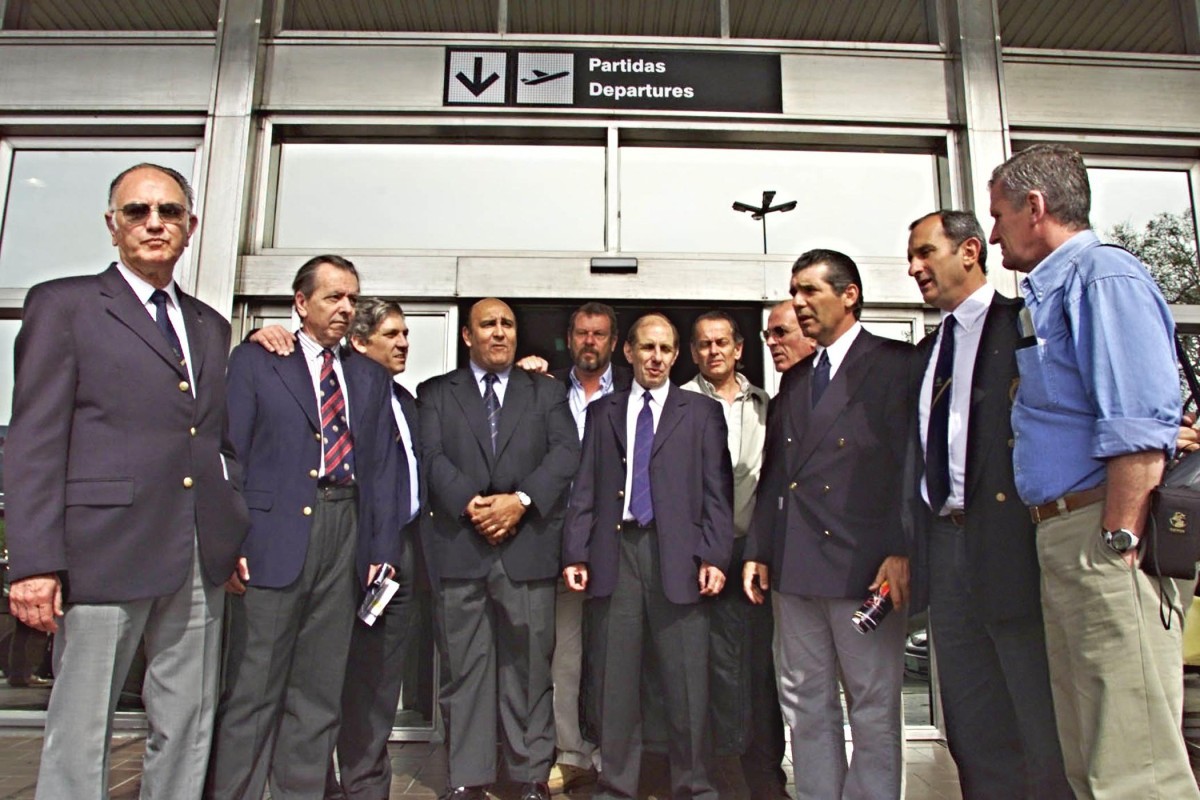 Alvaro Mangino (3º da esquerda para direita) e outros sobreviventes da queda de avião com jogadores de rugby sobre os Andes em 1972  (Photo by Pablo PORCIUNCULA  AFP)