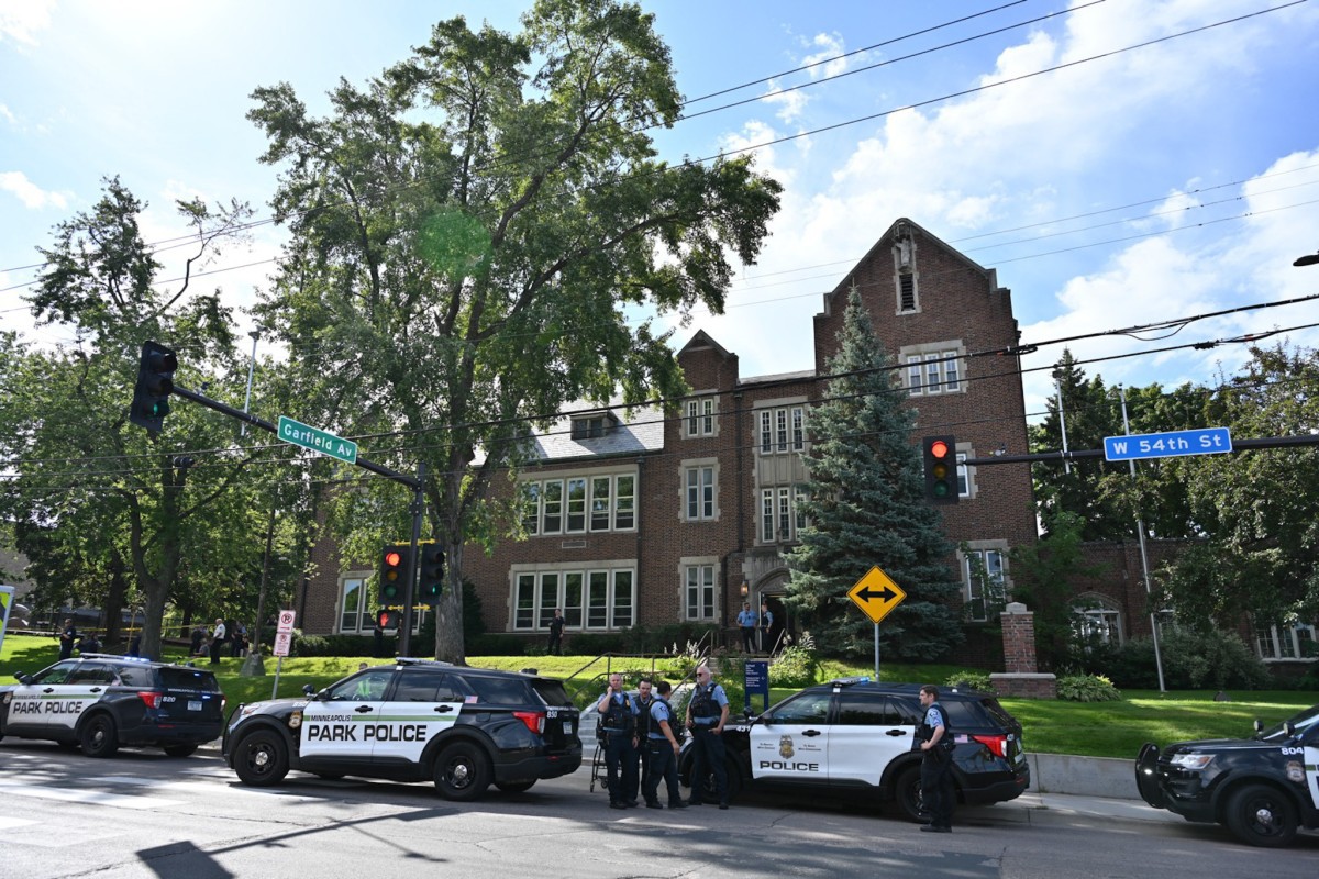 Policiais se posicionam em frente a uma escola católica em Minneapolis