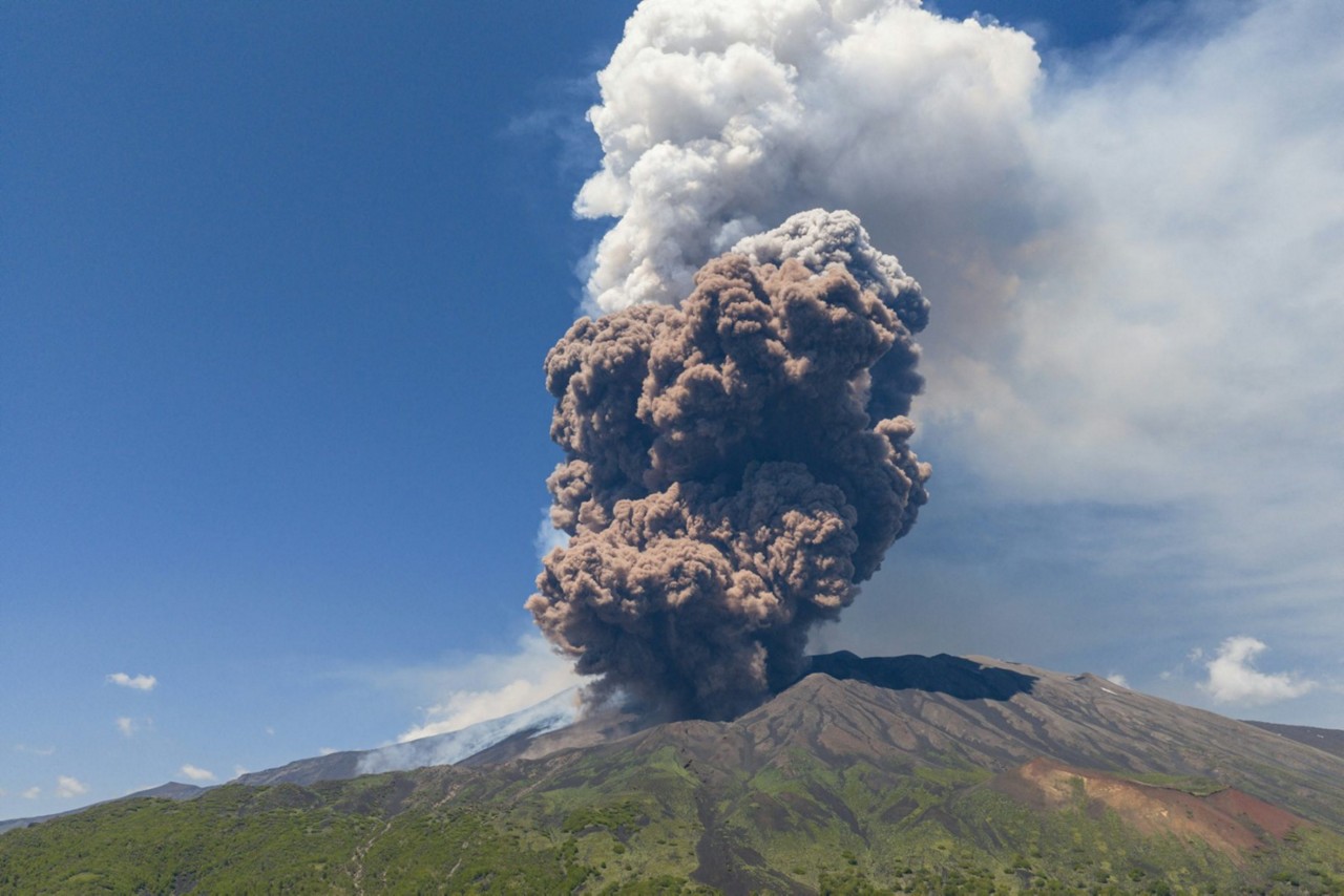 Monte Etna, vulcão ativo mais alto da Europa, entrou em erupção