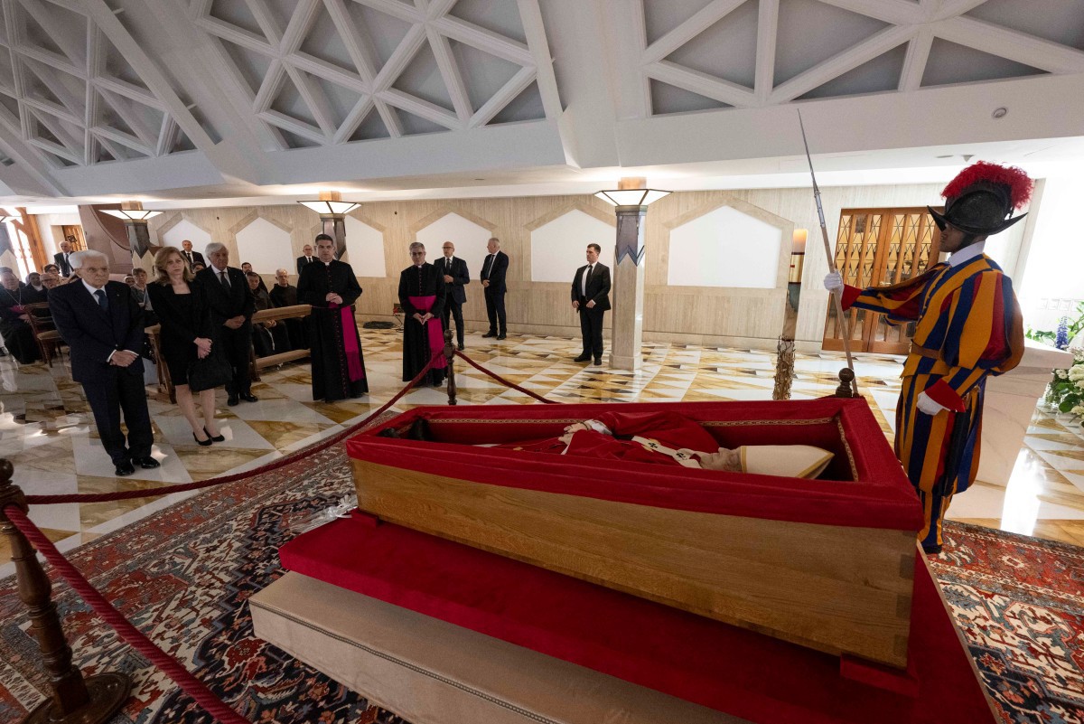 Presidente da Itália, Sergio Mattarella presta homenagem ao papa Francisco