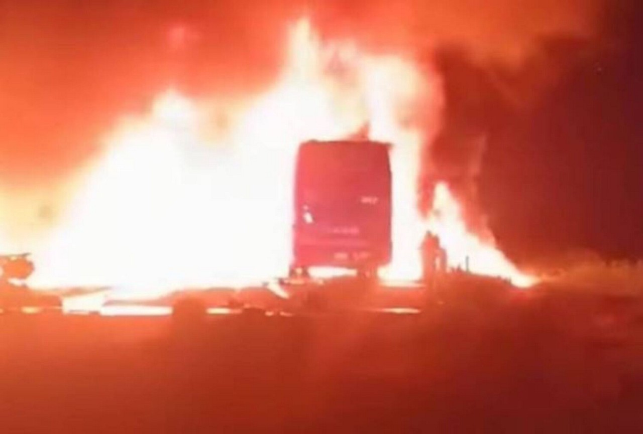 Com a colisão, ônibus pegou fogo