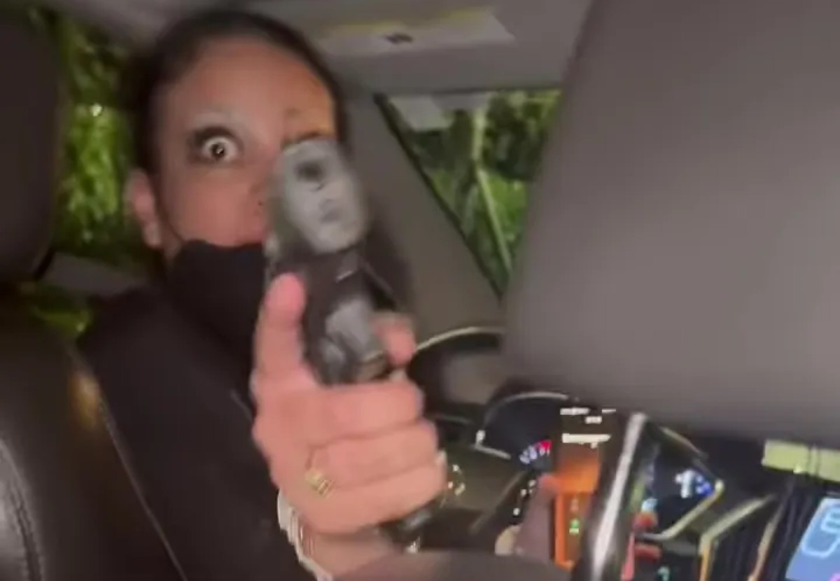 O incidente foi registrado em vídeo pela rapper Krissy Celess, uma das passageiras