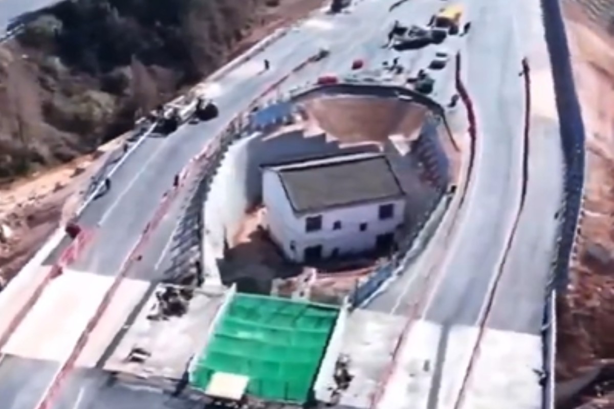 Homem se recusa a vender casa para construção de rodovia e fica 'ilhado'