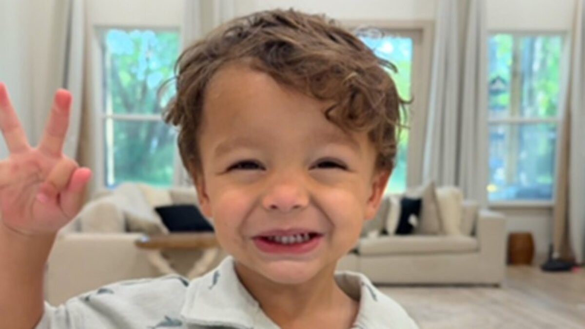 Amigos próximos da família confirmaram a morte do menino por meio de publicação nas contas de redes sociais dos pais