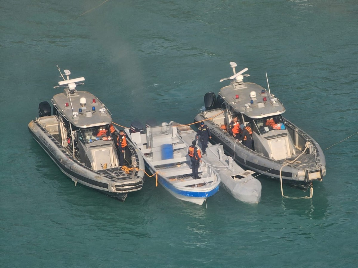 Submarino não tripulado, conhecido como Low Profile Vessel, entre dois barcos da Marinha Colombiana