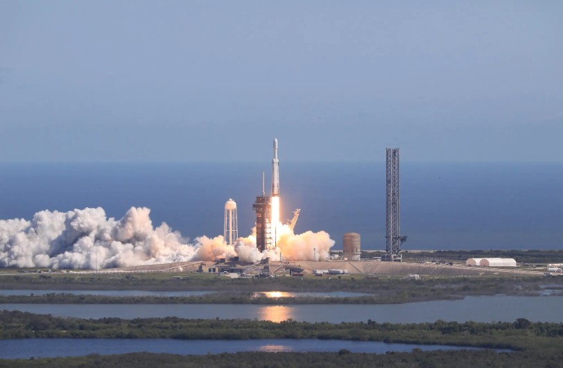 Imagem do lançamento do foguete Falcon Heavy, da Space X