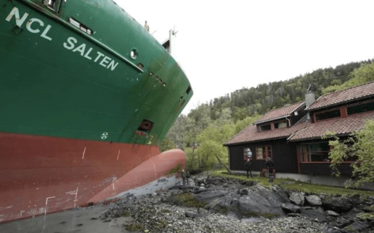 Navio cargueiro desvia de rota e vai parar em quintal de casa