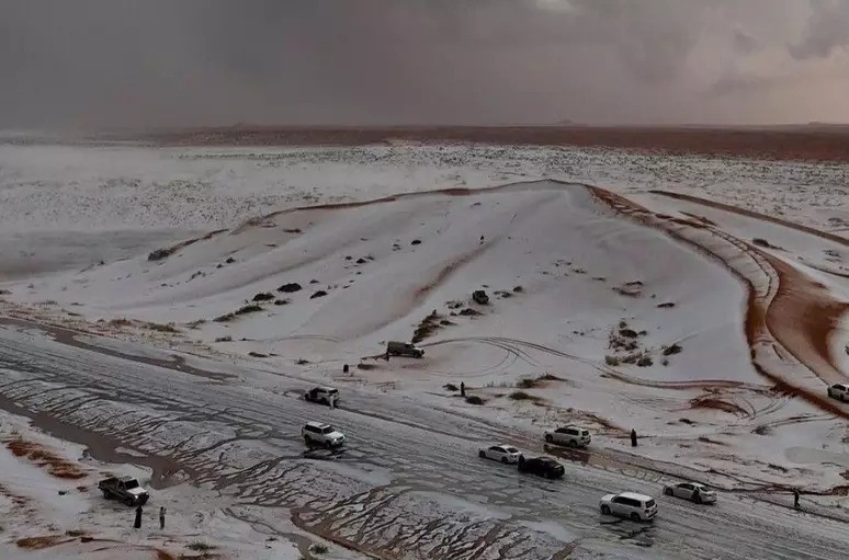 Chuva e granizo transformaram uma região desértica na Arábia Saudita