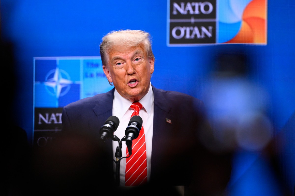 Donald Trump discursa em uma coletiva de imprensa durante uma cúpula de chefes de Estado e de governo da Organização do Tratado do Atlântico Norte (OTAN) em Haia