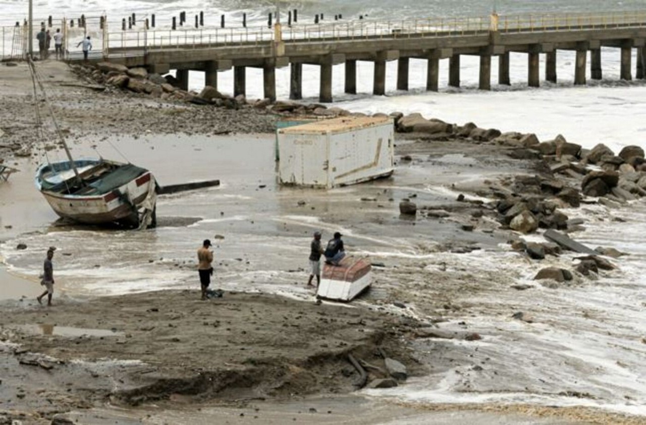 Barco pesqueiro encalhado após fortes ondas atingirem Lobitos, província de Talara, Peru, em 27 de dezembro