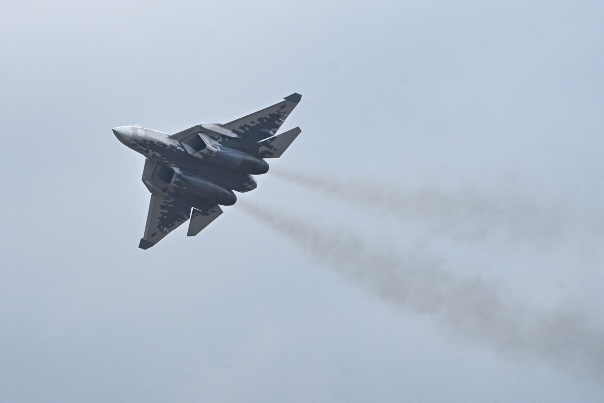 Um caça russo Sukhoi Su-57 de quinta geração voa durante a 15ª Exposição Internacional de Aviação e Aeroespacial da China