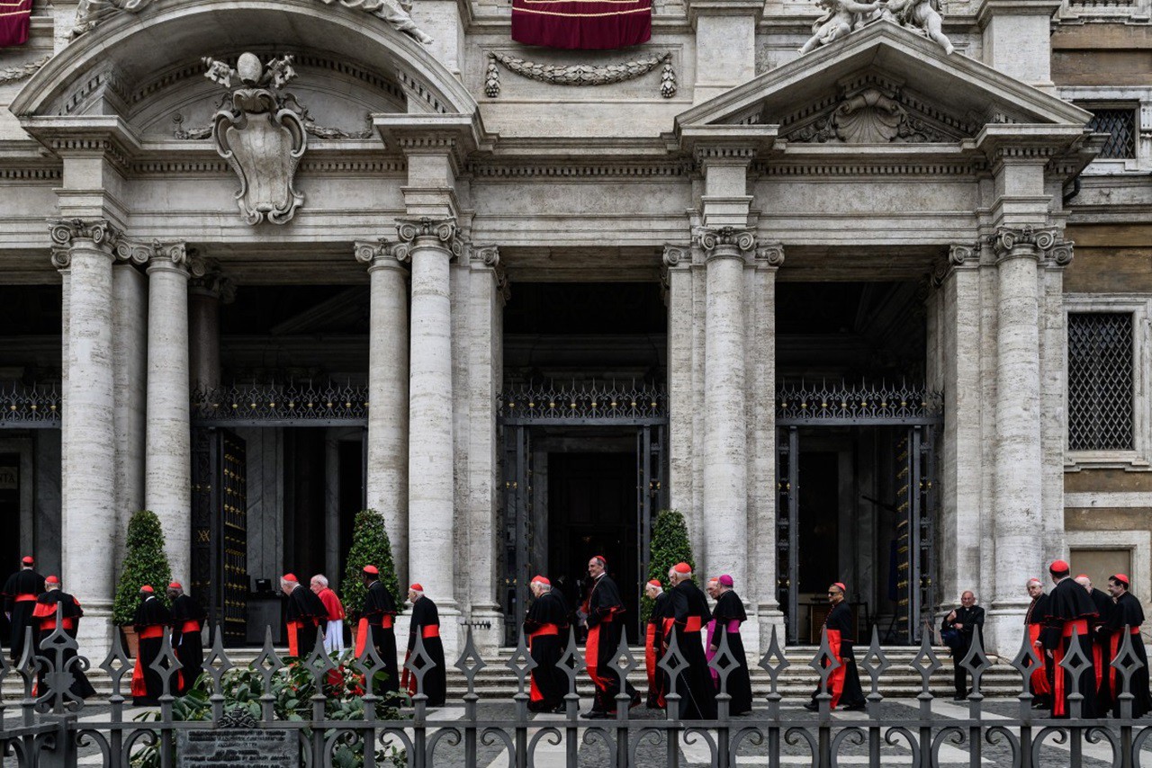 Cardeais na Basílica de Santa Maria Maggiore, onde o papa Francisco foi sepultado