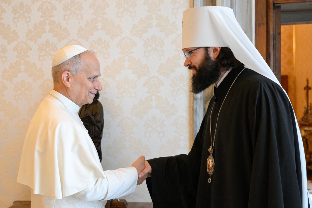  Papa Leão XIV (à esquerda) reunido com o presidente do Departamento de Relações Eclesiásticas Externas do Patriarcado de Moscou, Metropolita Antonij de Volokolamsk (Anton Yuryevich Sevryuk), no Vaticano