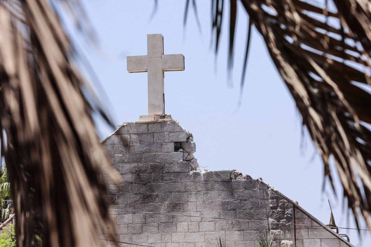 Vista de igreja católica de Gaza atingida por bombardeio israelense