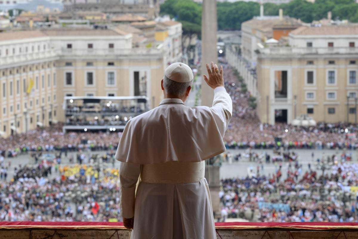 O papa Leão XIV acena para multidão na praça de São Pedro, no Vaticano
