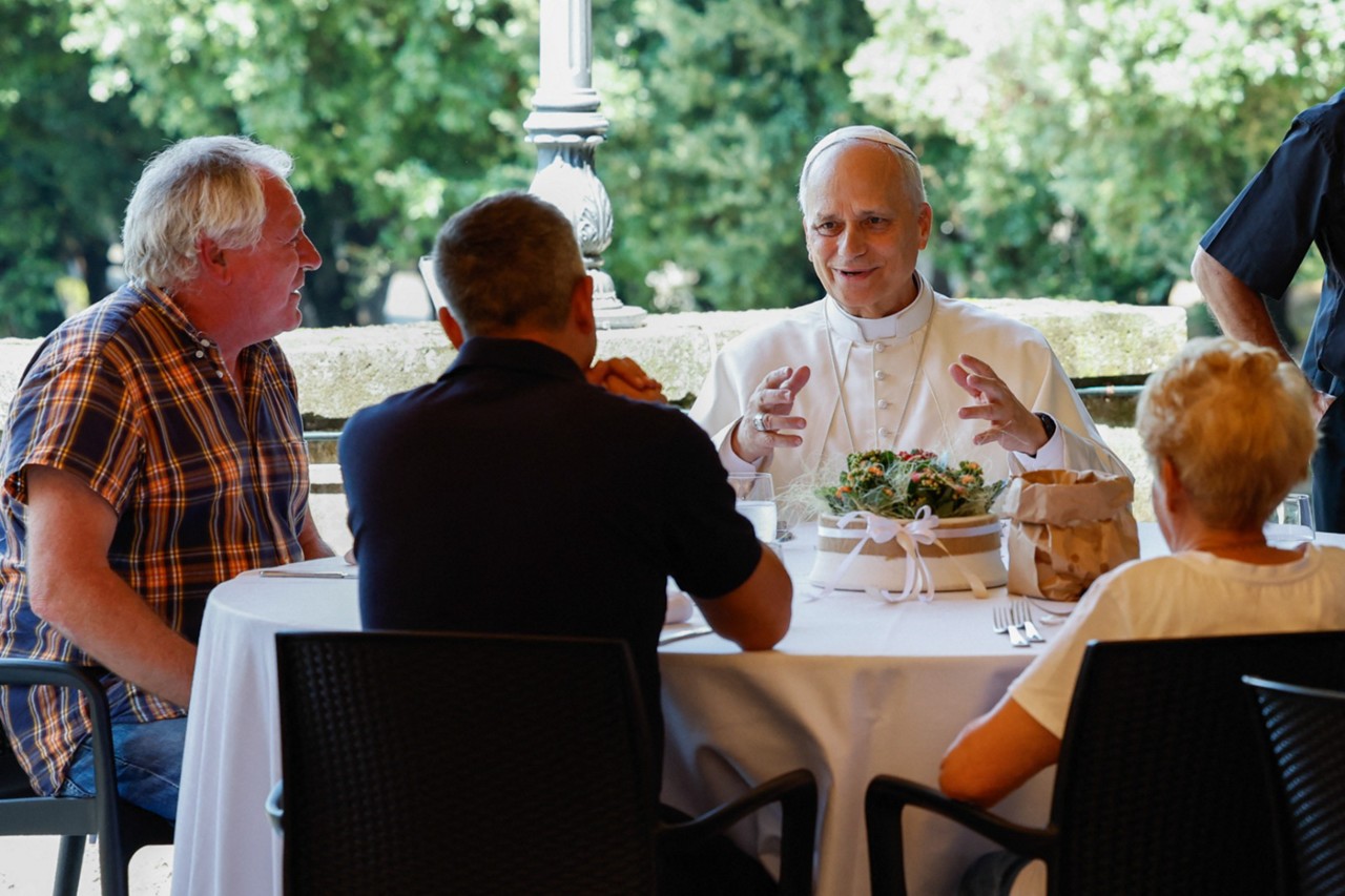 O papa Leão XIV em almoço com moradores de rua e refugiados neste domingo (17/8)