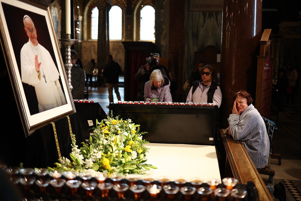 Pessoas prestam suas homenagens na Catedral Metropolitana do Preciosíssimo Sangue